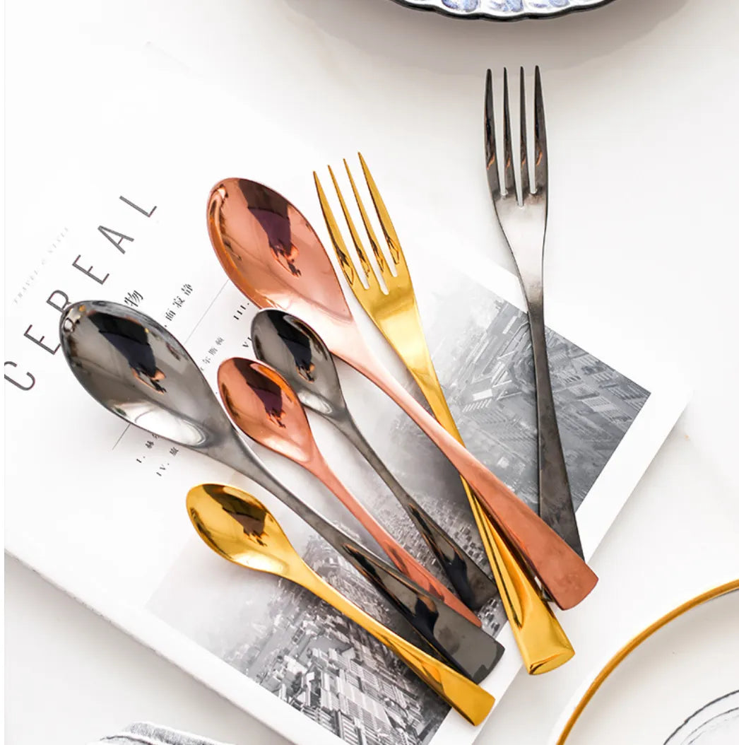 مجموعة أدوات المائدة مونارك