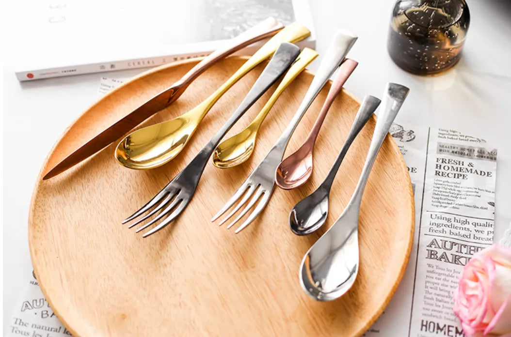 مجموعة أدوات المائدة مونارك